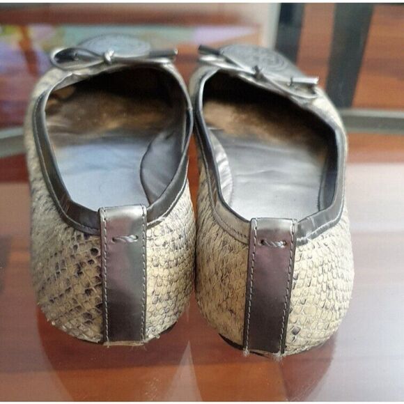 Tory Burch Verbena Silver Patent Toe Silver Gray Snake Skin Bow Flats Size 7 - Picture 4 of 8